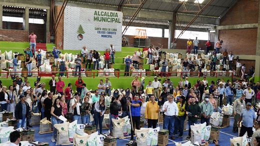 AYUDAS A CAMPESINOS 2 Entrega de ayudas a campesinos