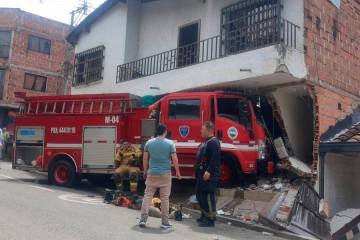carro-de-bomberos-incrustado-en-vivienda-en-bello_42664130_20230623133013