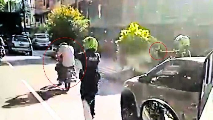 cover #EnVideo | ¡Le vació la pistola en la espalda! Policía abre fuego contra fleteros en Medellín
