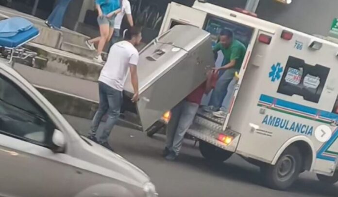 EN-VIDEO-Usan-ambulancia-para-trastear-una-nevera-2