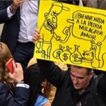 Caricatura de la primera dama desató polémica y enfrentamiento verbal en el Senado